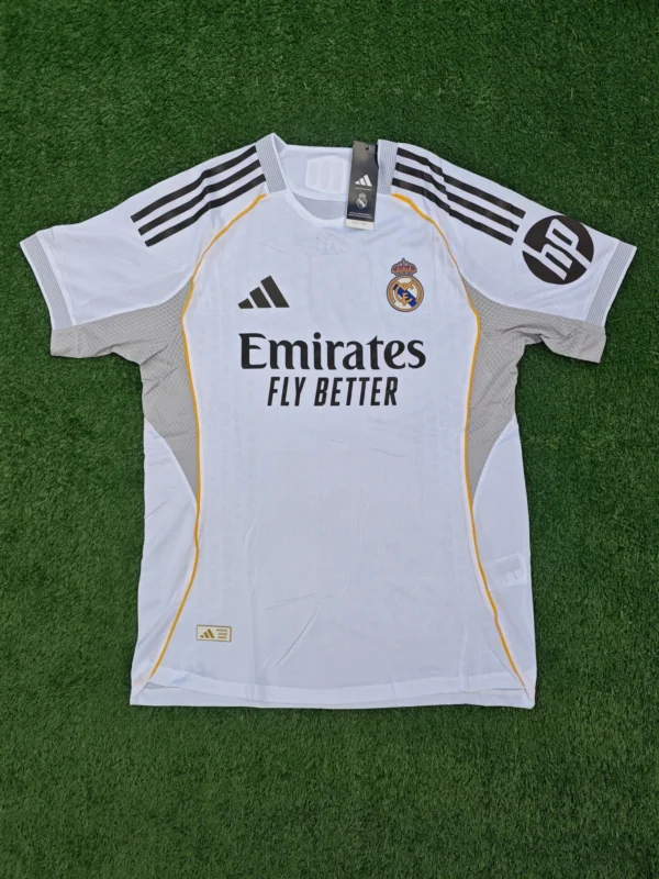 Camiseta de Real Madrid titular 25/26